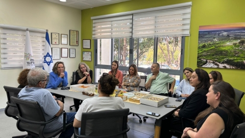 מסיבת הפרידה במשרדה של ראשת המועצה.jpg