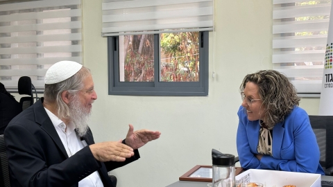 ראשת המועצה מדברת עם הרב בנימין גדעון שליטא.jpg