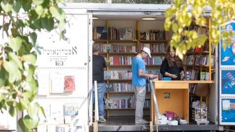 משאית שהיא חנות ספרים ניידת.jpg