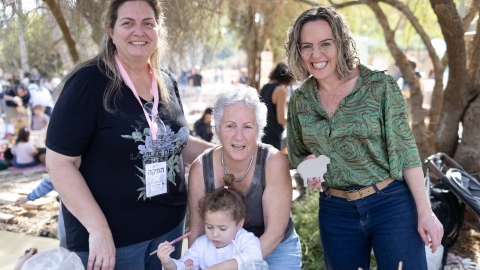 רותם ידלין ראשת המועצה עם יצירה שהכינה בדוכן קרמיקה.jpg