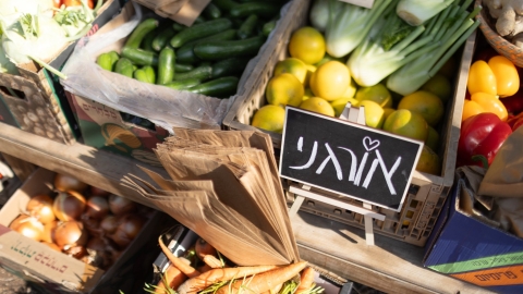 ירקות בבסטה של הדוכן האורגני.jpg