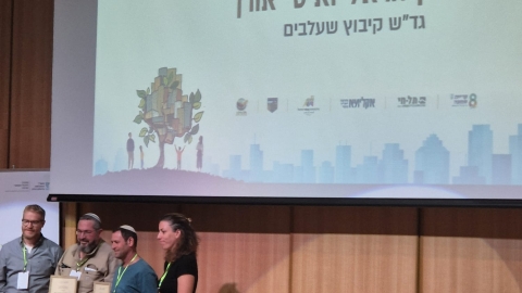 צוות גידולי שדה שעלבים על הבמה.jpeg