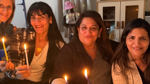 סייעות עם נרות שהדליקו במפגש.jpeg