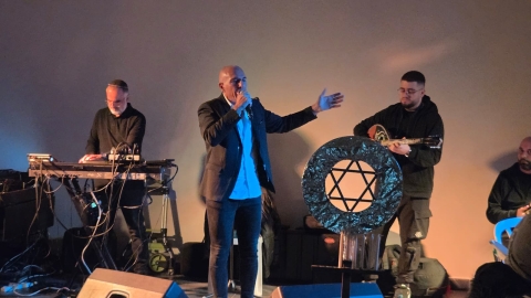 בועז טביב שר בערב יווני.jpeg