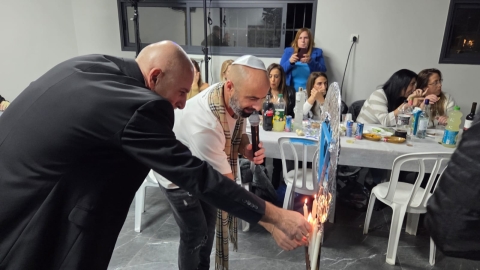 הדלקת נרות בערב יווני.jpeg