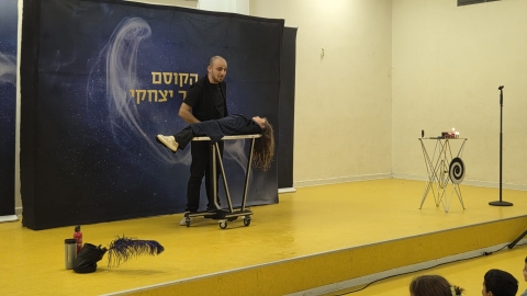 מופע קוסם ילדה מרחפת.jpeg