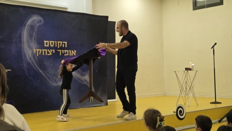 שולחן מעופף במופע הקסמים.jpeg