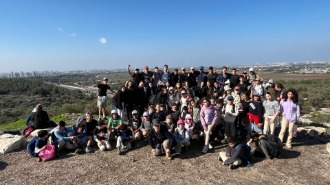 תמונה קבוצתית של חניכים במהלך טיול.jpeg