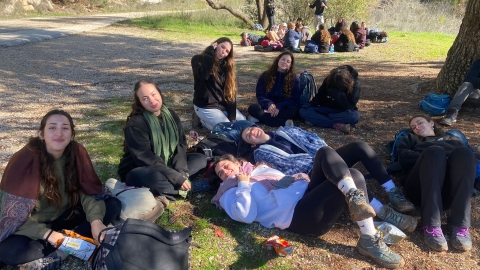 מנוחה בזמן טיול של בני המושבים.jpeg