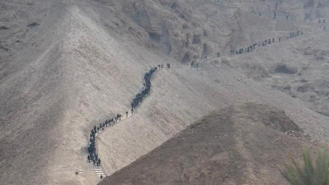 בני המושבים עולים למצדה.jpeg
