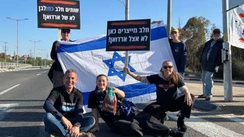 סגן ראשת המועצה אלעד לוי במחאה עם המפגינים.jpg