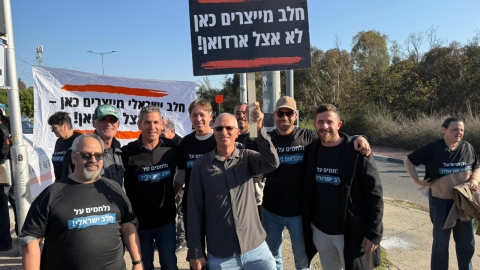 מפגינום עם שלטים.jpg