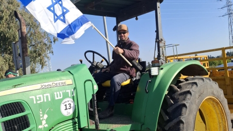 טרקטור במחאה.jpg