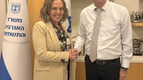 ראשת המועצה רותם ידלין עם שר האנרגיה אלי כהן.jpg