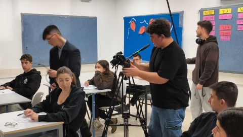 תלמידים מצלמים בכיתה.jpeg