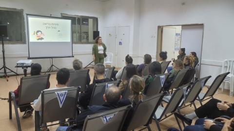 הורים בהרצאה על מיניות בריאה בגיל הרך עם מיכל נויפלד.jpeg