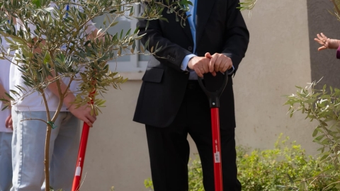 הנשיא בנטיעות טו בשבט.jpeg