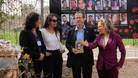 הנשיא לצד תמונות של חללי צהל ונפגעי פעולות האיבה בוגרי  הרצוג.jpeg