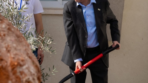 נשיא המדינה יצחק הרצוג בנטיעות טו בשבט.jpeg