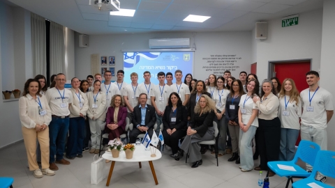 תמונה קבוצתית של הנשיא והנהלת המועצה עם תלמידי תיכון הרצוג.jpeg