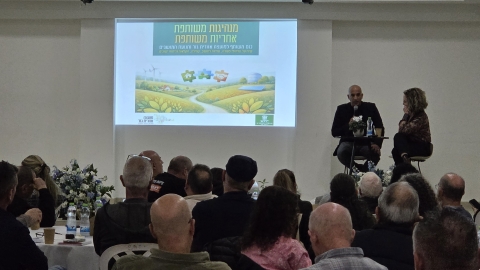 השיח בתחילת הכנס בין רותם ידלין ראשת המועצה לבין עמית יפרח מזכל תנועת המושבים.jpg