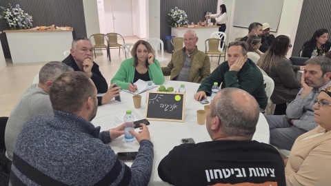 שולחן עגול בנושא אנרגיה.jpg