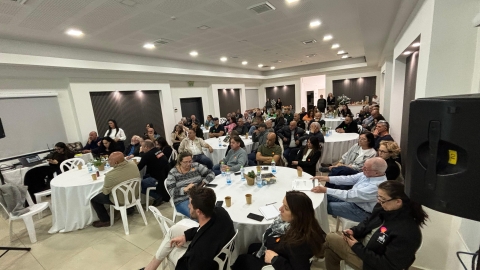 המשתתפים מקשיבים לשיח בין ראשת המועצה רותם ידלין לעמית יפרח.jpg