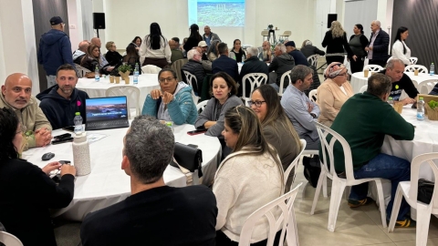 שולחנות עגולים.jpg