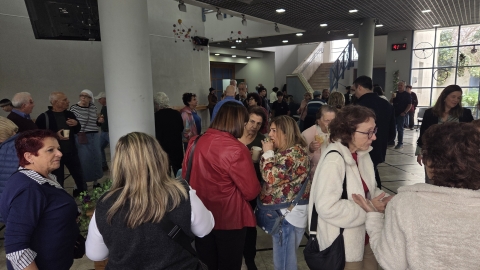 ותיקות וותיקים שהגיעו למפגש מדברים בינהם.jpg