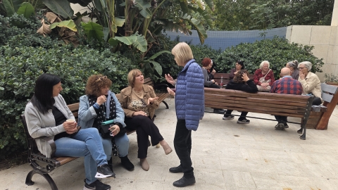 ותיקים וותיקות יושבים בחצר.jpg