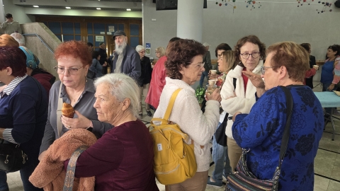 ותיקים וותיקות שהגיעו למפגש מדברים בינהם.jpg