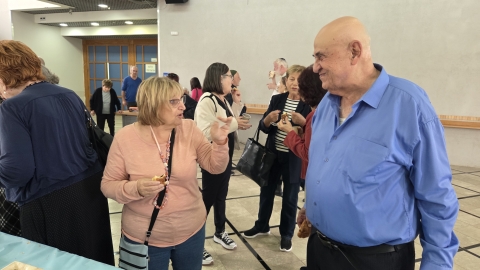 שלמה חלימה מדבר עם ותיקה אחריההרצאה.jpg
