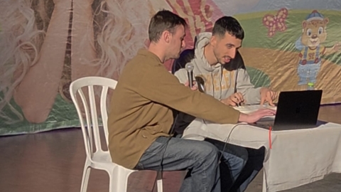 שחר תורן מנגן על ארקנה לצד המורה שלו.jpeg