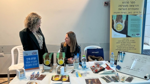 רותם ידלין ראשת המועצה בדוכן של חגית פרץ מחברת הספר קובות צהובות.jpg