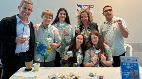 רותם ידלין ראשת המועצה ואלעד לוי סגן ראשת המועצה בדוכן כנפיים של קרמבו.jpg