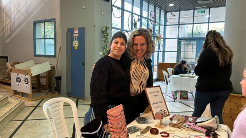 רותם ידלין ראשת המועצה בדוכן תכשיטים של אביב.jpg