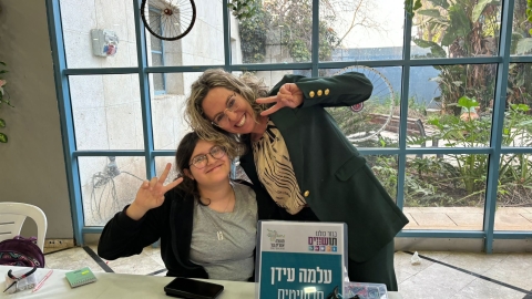 רותם ידלין ראשת המועצה בדוכן תכשיטים של עלמה.jpg