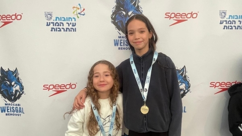 שתי ילדיות ספורטאיות עם מדליות.jpg
