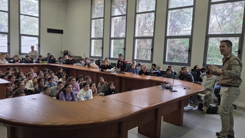 אלעד לוי סגן ראשת המועצה בפעילות עם תלמידים מבית הספר דרור שלהבת בנות ושלהבת בנים.jpeg