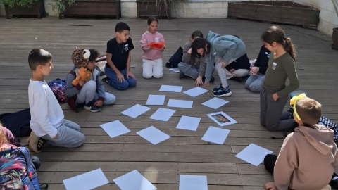 תלמידים מגוונים בפעילות בבנין המועצה.jpeg