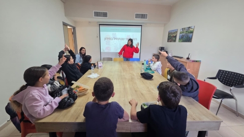 תלמידים מבית הספר מעיין ושדות איילון בפעילות עם חן מאגף קהילה.jpeg