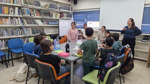 תלמידים ממעיין ושדות איילון בפעילות בספרייה.jpeg