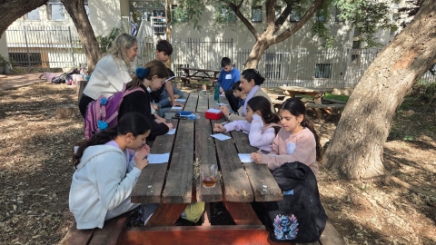 שירה ממחלקת חוגים בפעילות עם תלמידים ממעייו ושדות איילון.jpeg