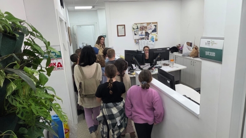 תלמידים מסתובבים באגף המרחב הכפרי.jpeg