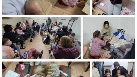 המון תמונות של ילדים ומשפחות משתמשים בערכות בזמן שהייה במקלט הציבורי.jpg