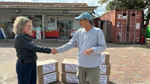 ראשת המועצה לוחצת יד ומעבירה חבילה.jpeg