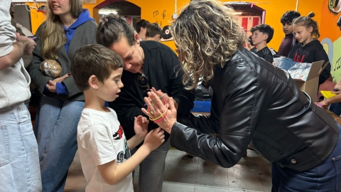 ראשת המועצה משחקת סבתא סורגת עם ילד במקלט בזמן אזעקה.jpeg