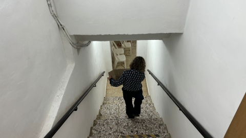 רותם ידלין ראשת המועצה יורדת למקלט עם חבילה.jpeg