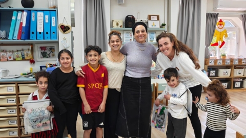 ילדים עם הצוות בתמונה קבוצתית.jpeg