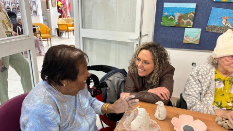 רותם ידלין בביקור במרכז יום לקשיש שנפתח.jpg